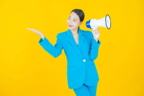 Retrato Hermosa Joven Asiática Mujer Sonrisa Con Megáfono Color Fondo —  Fotos de Stock