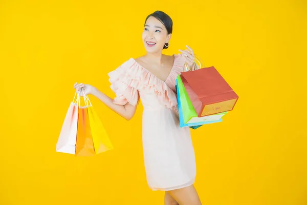 Retrato Hermosa Joven Mujer Asiática Sonrisa Con Bolsa Compras Fondo — Foto de Stock