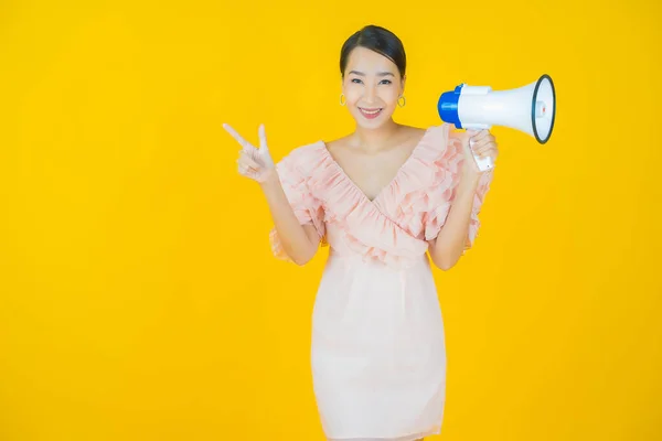 Portret Mooie Jonge Aziatische Vrouw Glimlach Met Megafoon Kleur Achtergrond — Stockfoto