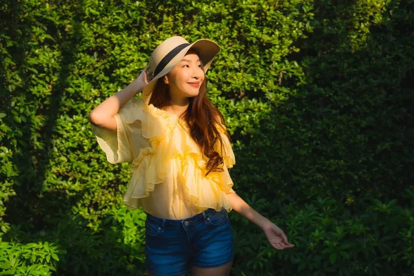 Retrato Jovem Asiático Mulher Feliz Sorriso Relaxar Redor Livre Natureza — Fotografia de Stock