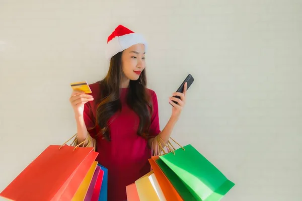 아름다운 아시아인 스마트폰 신용카드가 크리스마스 모자를 — 스톡 사진