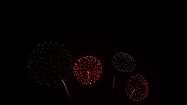 Gece gökyüzünde patlayan havai fişeklerin yakın çekim görüntüleri.