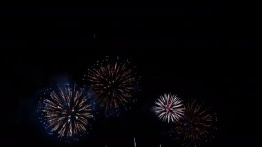Gece gökyüzünde patlayan havai fişeklerin yakın çekim görüntüleri.
