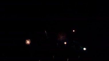 Gece gökyüzünde patlayan havai fişeklerin yakın çekim görüntüleri.
