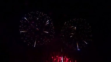 Gece gökyüzünde patlayan havai fişeklerin yakın çekim görüntüleri.