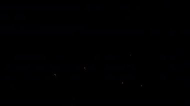 Gece gökyüzünde patlayan havai fişeklerin yakın çekim görüntüleri.