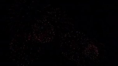 Gece gökyüzünde patlayan havai fişeklerin yakın çekim görüntüleri.