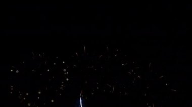 Gece gökyüzünde patlayan havai fişeklerin yakın çekim görüntüleri.