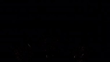 Gece gökyüzünde patlayan havai fişeklerin yakın çekim görüntüleri.