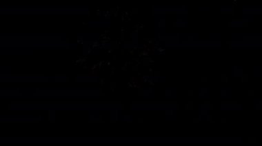 Gece gökyüzünde patlayan havai fişeklerin yakın çekim görüntüleri.