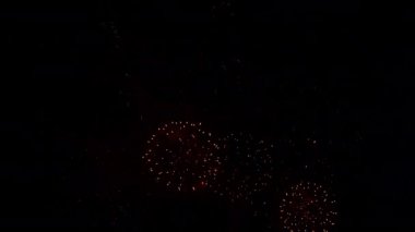 Gece gökyüzünde patlayan havai fişeklerin yakın çekim görüntüleri.