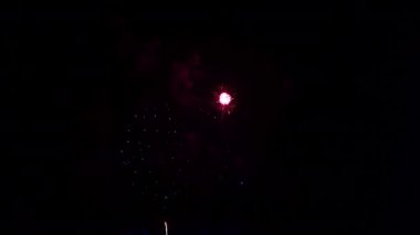 Kutlama yıldönümü arkaplanı için soyut renkli havai fişek gösterisi