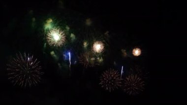 Gece gökyüzünde patlayan havai fişeklerin yakın çekim görüntüleri.