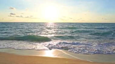 Güzel dalgalı denizin sakin görüntüleri.