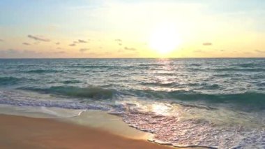 Güzel dalgalı denizin sakin görüntüleri.