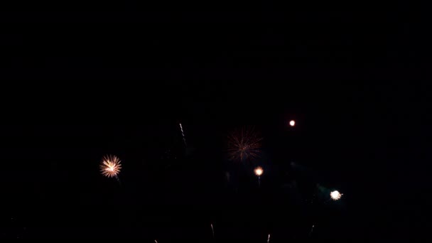 Nahaufnahmen Von Feuerwerk Das Nachthimmel Explodiert — Stockvideo