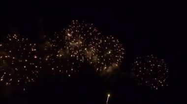 Gece gökyüzünde patlayan havai fişeklerin yakın çekim görüntüleri.