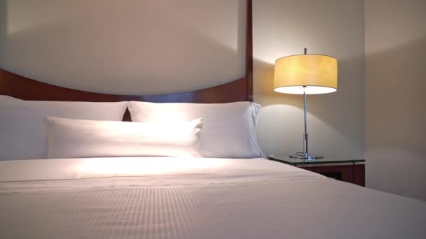 Bílé Polštáře Přikrývka Lůžku Dekorace Interiéru Hotelového Pokoje — Stock video