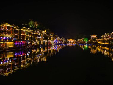 Fenghuang, Hunan / Çin - 16 Ekim 2018: Fenghuang eski kasabasının gecesindeki manzara manzarası. Fenghuang, Çin 'in Hunan ilinin bir ilçesidir.