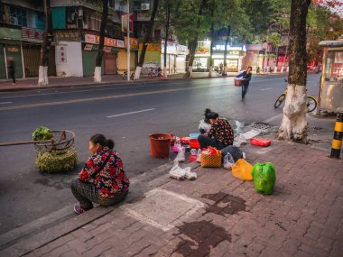 shantou / china-01 Nisan 2018: Çin Halkı Açık Oyalama Bölgesi Sabah erken saatlerde Shantou şehir yolunda yerel üretim satışı. Çin 'in Guangdong eyaleti Teochew şehrinde Teochew halkı