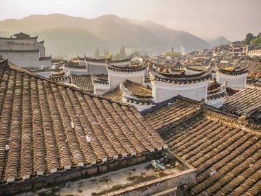Fenghuang 'daki eski bir Çin antika evinin çatısı. Fenghuang ilçesi Çin' in Hunan ilinin bir ilçesidir.