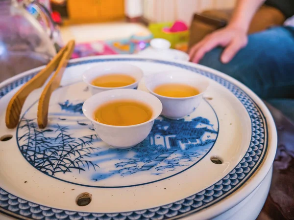 家族で中国茶のポットとカップスタイルで中国茶をリラックス — ストック写真