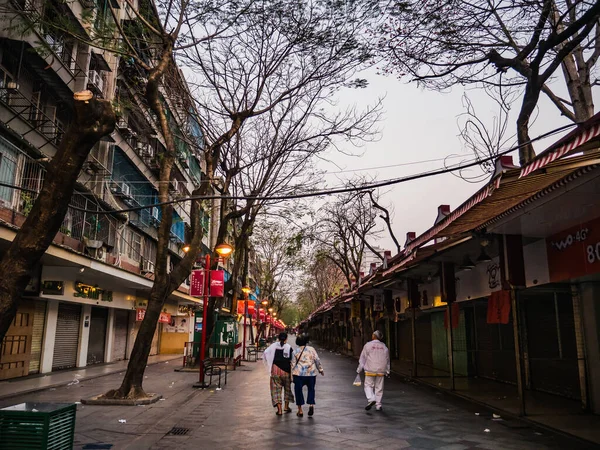 Shantou China 2018年4月1日 知られざる中国人高齢者が早朝に山東省の 華僑新村 を歩く中国広東省の潮州市 — ストック写真