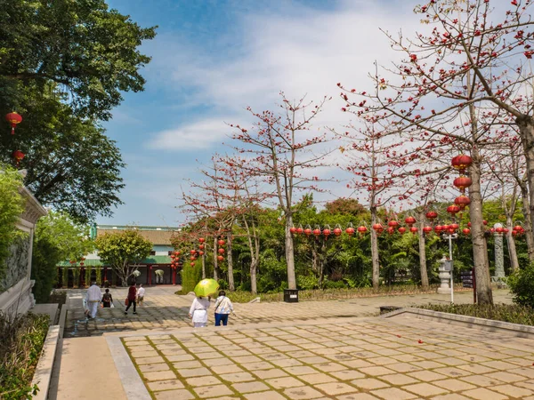 Shantou China 2018年4月 知らない人や観光客中国の光東省の玄武山や玉山寺を歩く — ストック写真