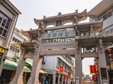 Chaozhou / Çin-02 Nisan 2018: Çin 'in Chaozhou kentindeki Paifeng caddesindeki eski kasaba kapısını tanımayan insanlar. Çin' in Chaozhou ilinin antik kenti Guangdong
