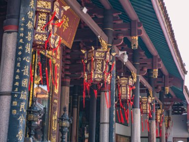 Chaozhou / Çin-02 Nisan 2018: Chaozhou kenti Guangdong 'daki Kaiyuan tapınağının tavanında Çin Kırmızı Feneri Fujian eyaletinin en büyük tapınağı.
