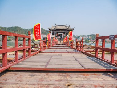 Chaozhou / Çin-02 Nisan 2018: Çin 'in Chaozhou şehrindeki Guangji Köprüsü' ndeki bilinmeyen insanlar. Xiangzi Köprüsü olarak da bilinen köprü, Chaozhou 'nun doğusundaki Han Nehri' ni geçen antik bir köprüdür.