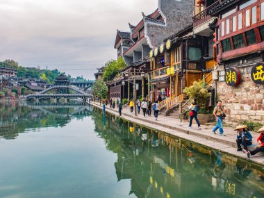 Fenghuang, Hunan / Çin - 16 Ekim 2018: Fenghuang eski kasaba manzarasına aşina olmayan Fenghuang, Çin 'in Hunan ilinin bir ilçesidir.