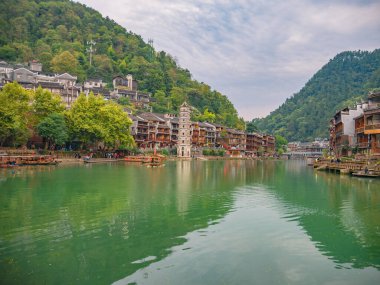 Fenghuang, Çin 'in Hunan Eyaleti' nde yer alan bir şehirdir.