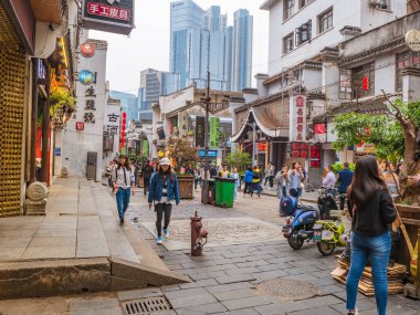 Changsha / Çin-17 Ekim 2018: Changsha şehrinin Hunan Çin kentindeki Taiping eski caddesinde yürüyen tanımadığımız insanlar veya turistler.