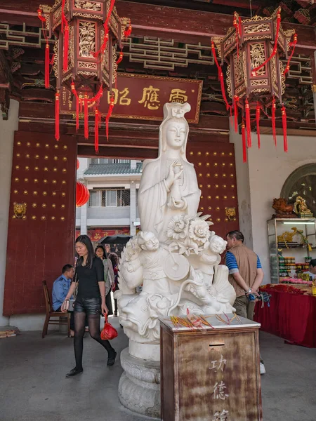 Chaozhou China April 2018 Onbekende Toerist Met Guanyin Godin Van — Stockfoto