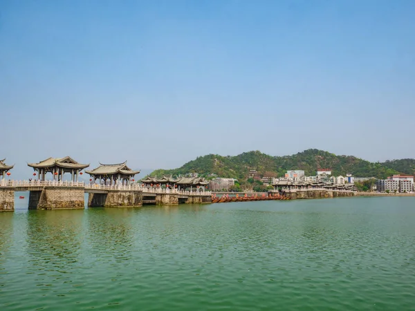 Çin 'in Chaozhou şehrinin simgesi olan Guangji Köprüsü' nün güzel manzarası, aynı zamanda Xiangzi Köprüsü olarak da bilinir, Chaozhou 'nun doğusunda Han Nehri' ni geçen antik bir köprüdür.