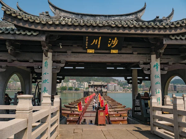 Chaozhou / Çin-02 Nisan 2018: Çin 'in Chaozhou şehrindeki Guangji Köprüsü' ndeki bilinmeyen insanlar. Xiangzi Köprüsü olarak da bilinen köprü, Chaozhou 'nun doğusundaki Han Nehri' ni geçen antik bir köprüdür.