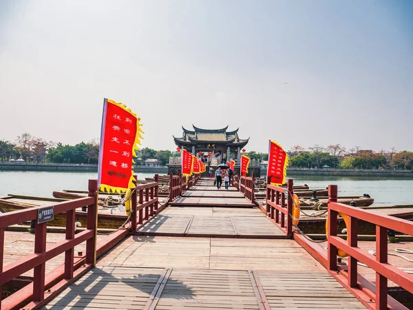 Chaozhou China Kwietnia 2018 Nieznajomi Moście Guangji Chaozhou City China — Zdjęcie stockowe