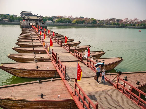 Chaozhou China Kwietnia 2018 Nieznajomi Moście Guangji Chaozhou City China — Zdjęcie stockowe