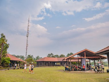 Loei / Tayland-16 Şubat 2019: Tayland 'ın Loei şehrindeki Phu Kradueng dağ milli parkında tanımadığımız insanlar. Phu Kradueng dağı ulusal parkı ünlü bir tatil beldesi.