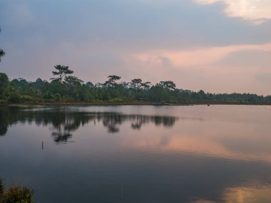 Loei City Tayland 'daki Phu Kradueng dağ milli parkındaki baraj gölünde gündoğumu manzarası. Phu Kradueng dağı ulusal parkı ünlü seyahat merkezi.