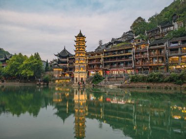Fenghuang, Hunan / Çin - 16 Ekim 2018: Fenghuang antik kenti manzaralı bir beldedir.