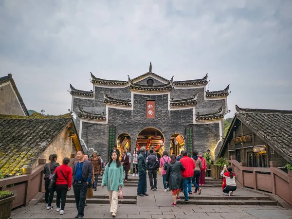 Fenghuang, Hunan / Çin - 16 Ekim 2018 Bilinmeyen tur yürüyüşü Fenghuang Nehri 'nin karşısındaki eski kasaba. Anka kuşu Antik Çin' in Hunan Eyaleti 'nde yer alan bir ilçe.