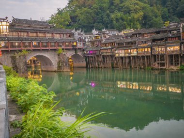 Fenghuang, Çin 'in Hunan Eyaleti' nde yer alan bir şehirdir.