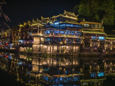 Fenghuang, Çin 'in Hunan Eyaleti' nde yer alan bir şehirdir.