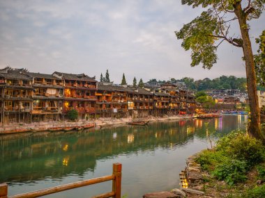 Fenghuang, Çin 'in Hunan Eyaleti' nde yer alan bir şehirdir.
