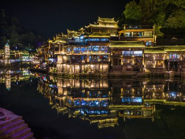 Fenghuang, Çin 'in Hunan Eyaleti' nde yer alan bir şehirdir.