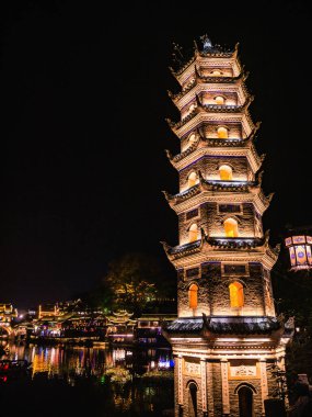 Fenghuang, Çin 'in Hunan Eyaleti' nde yer alan bir şehirdir.