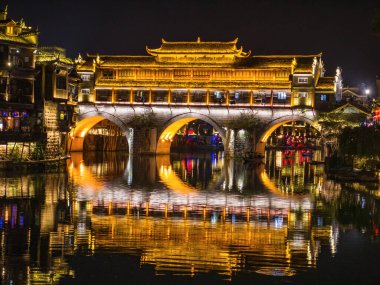 Fenghuang, Çin 'in Hunan Eyaleti' nde yer alan bir şehirdir.