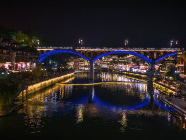 Fenghuang, Hunan / Çin - 16 Ekim 2018: Fenghuang eski kasabasının gecesindeki manzara manzarası. Fenghuang, Çin 'in Hunan ilinin bir ilçesidir.